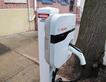 Curbside electric vehicle charging station