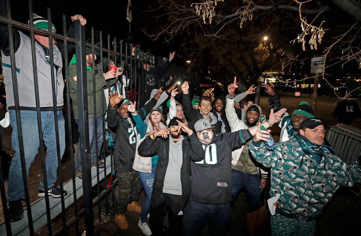 Santa Clause hit with snowballs at Eagles game dies