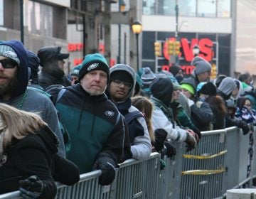 Regional rail users wait in lines that stretch for blocks after the Super Bowl parade. (Emma Lee/WHYY)