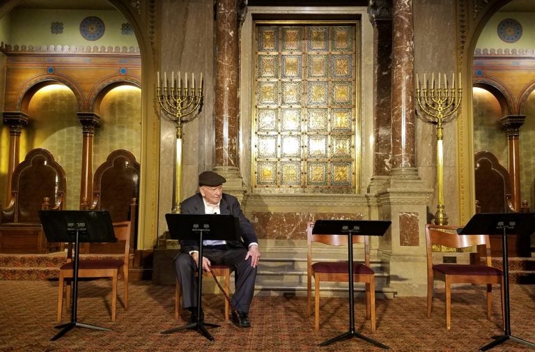 Actor Ed Asner takes the stage at Congregation Rodelph Shalom for a run-through of 