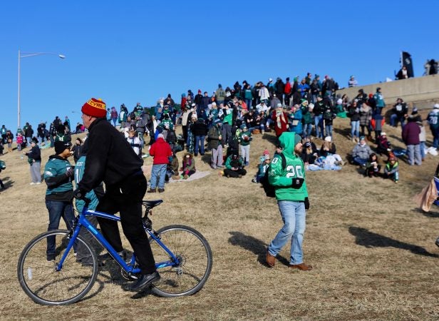Philadelphia Eagles fans climb a hill near Broad and Packer to catch a glimpse of the Super Bowl champions on Feb. 8, 2018.