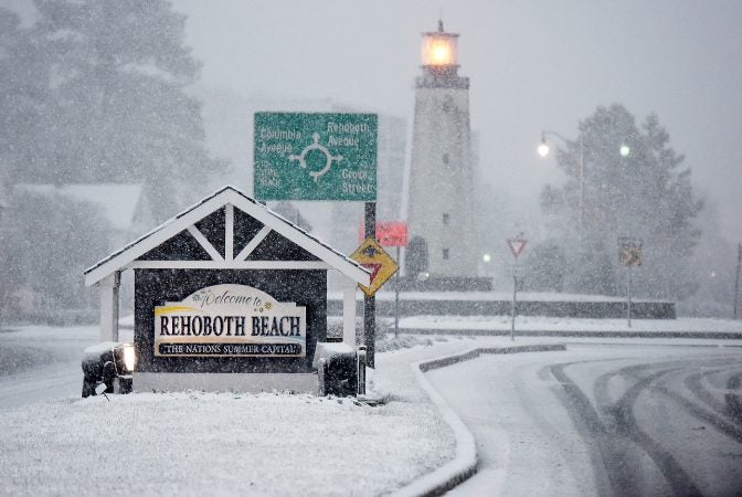 Snow has finally come to the beach late Wednesday afternoon as the nor'easter continues to affect the coastal area in Rehoboth and Dewey Beach.
(Chuck Snyder/for WHYY)