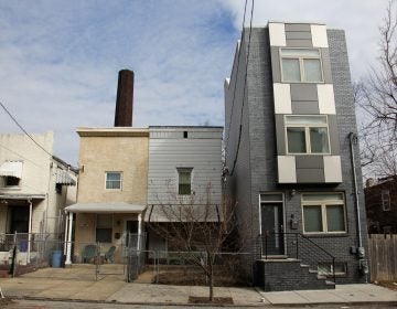 On York Street in East Kensington, a new rowhome towers above its neighbors. (Emma Lee/WHYY)