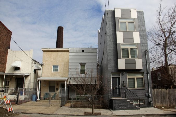 On York Street in East Kensington, a new rowhome towers above its neighbors. (Emma Lee/WHYY)