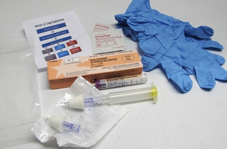 Materials necesarry for administering naloxone are visible.
