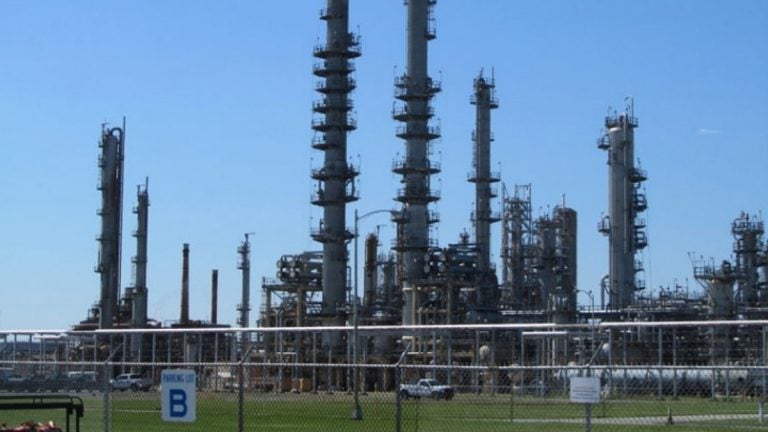 The Delaware City Refinery has agreed to pay a $218,000 penalty for a series of environmental violations. (File/WHYY)