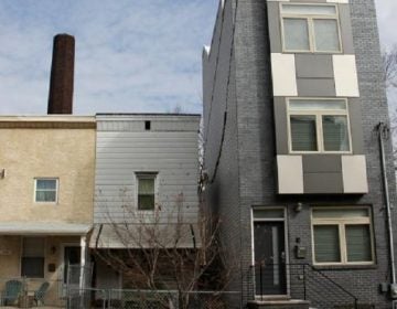 A new house towers over its Northern Liberties neighbors. (Emma Lee/WHYY)