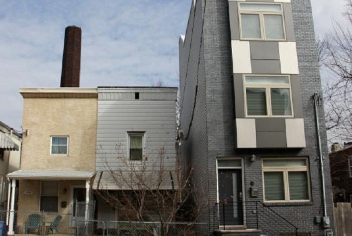 A new house towers over its Northern Liberties neighbors. (Emma Lee/WHYY)