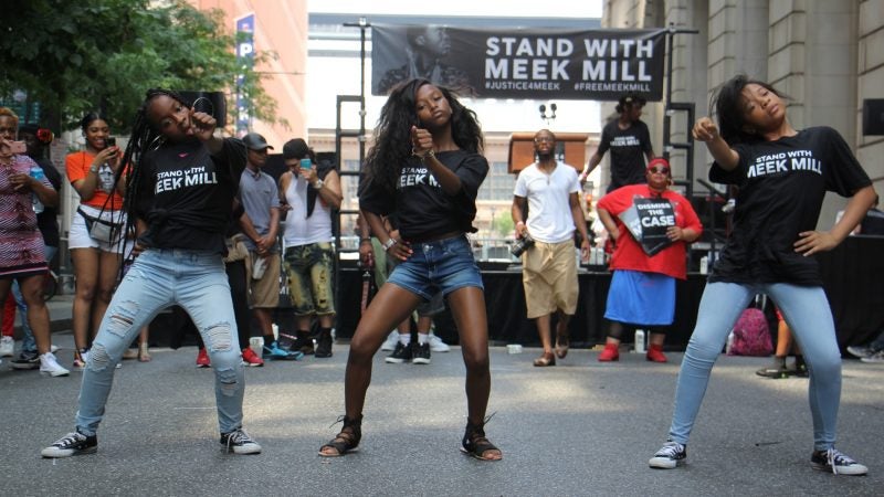 Young dancers perform at a rally for Meek Mill outside the Criminal Justice Center. (Emma Lee/WHYY)