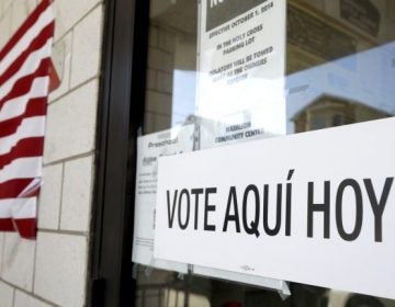 A sign announces a polling place in Spanish 