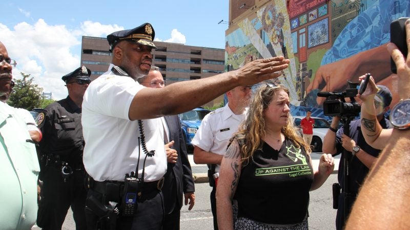 Chief Inspector Melvin Singleton tells protesters to clear the area around ICE offices on 8th Street. (Emma Lee/WHYY)