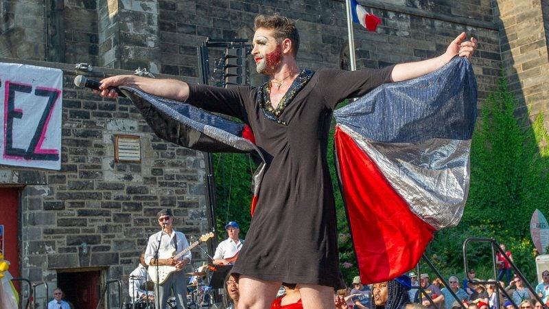 John Jarboe portraying Edith Piaf, rouses the crowd at the start of the Bastille Day Cabaret. (Jonathan Wilson for WHYY)