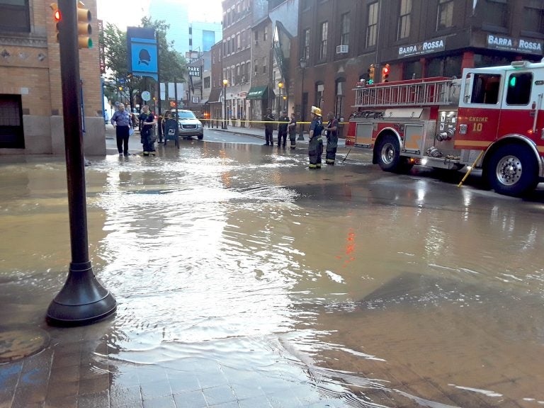Flooding at 10th and Walnut streets after a water main break has flooded several Center City streets. (Trenae Nuri/WHYY)