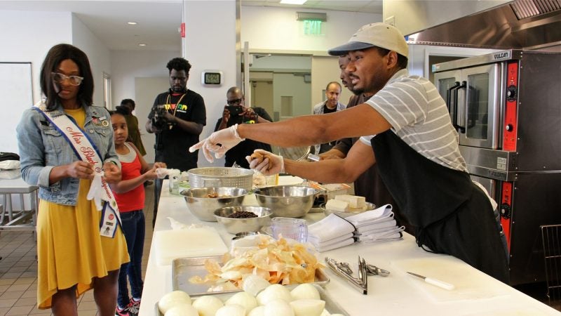 Chef Chris Paul, co-founder of Everything We Eat, gives a healthy breakfast demonstration at WURD's Founder's Day celebration at the Central Branch of the Free Public Library. (Emma Lee/WHYY)