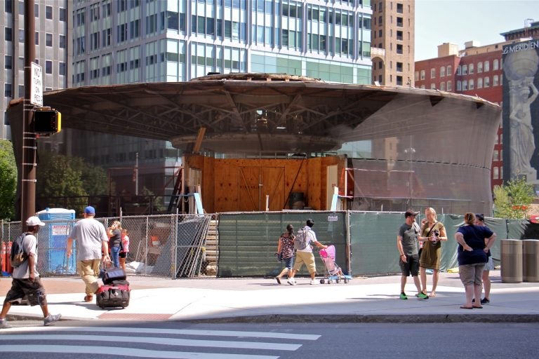 The visitors center at Love Park. (Emma Lee/WHYY)