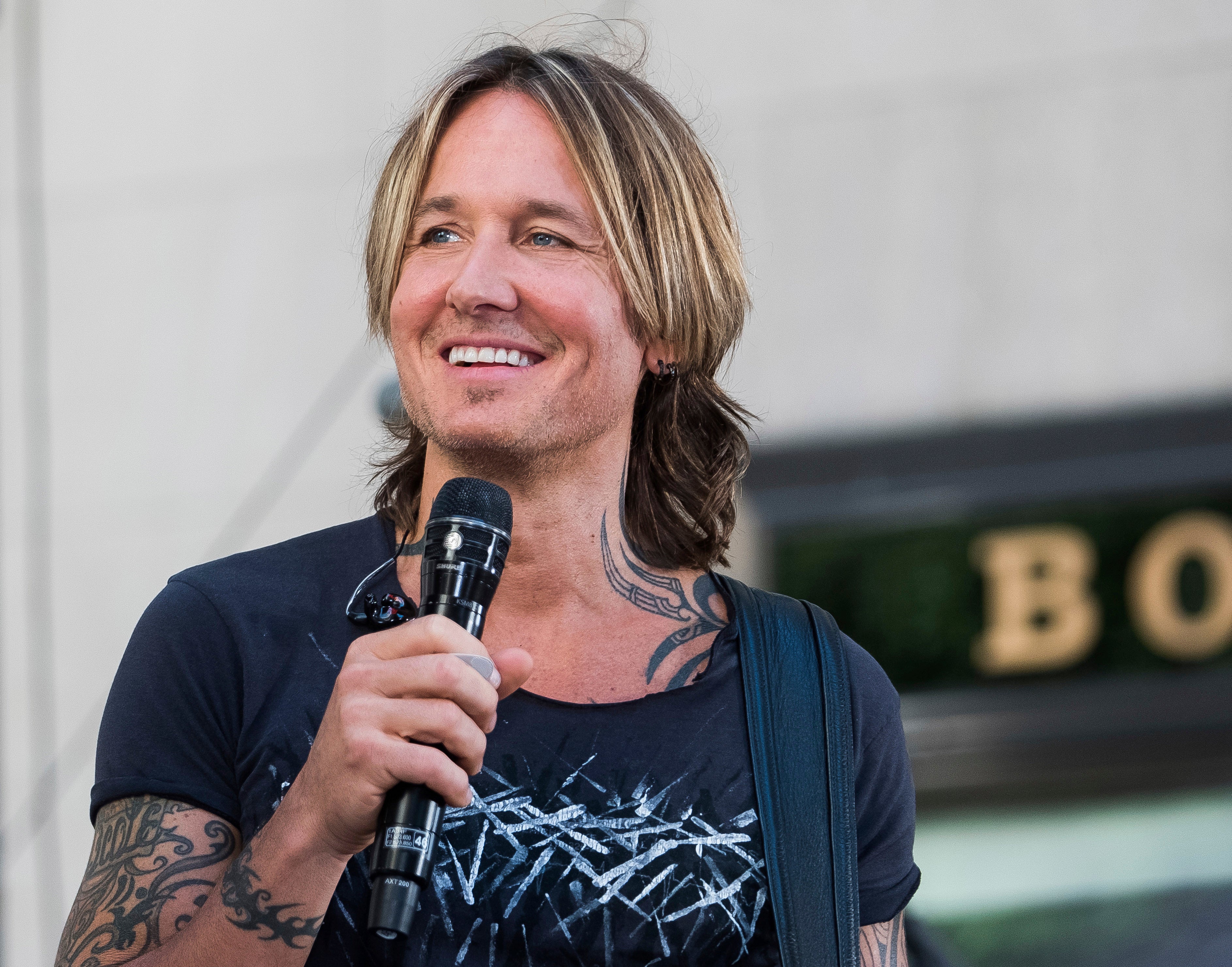 Woman helps man short on cash, finds out he's Keith Urban - WHYY.