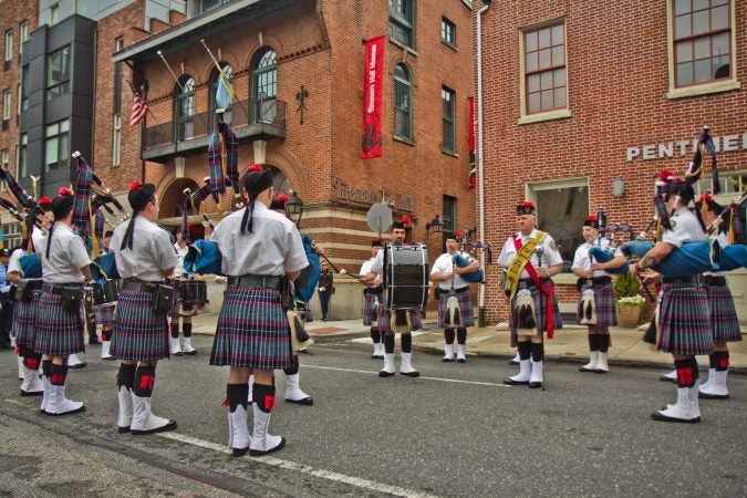 The Philadelphia Pipe Drums band prepares to march to the Betsy Ross House. (Kimberly Paynter/WHYY)