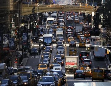 The average American commute increased to 26.9 minutes in 2017 from 26.6 minutes the year before, according to new data from the U.S. Census Bureau's American Community Survey. (Drew Angerer/Getty Images)