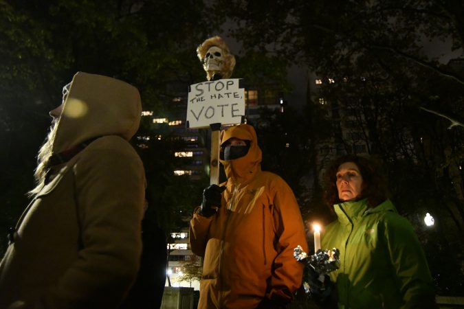 Hundreds of Philadelphians stand in solidarity with the Pittsburgh Jewish community during a vigil at Rittenhouse Square, on Saturday. (Bastiaan Slabbers for WHYY)