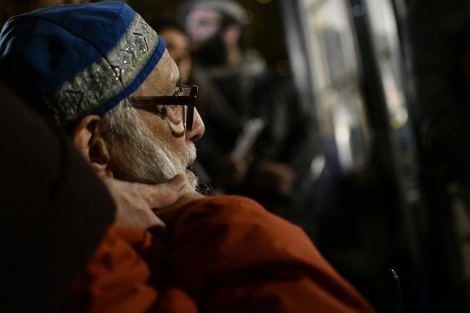 Hundreds of Philadelphians stand in solidarity with the Pittsburgh Jewish community during a vigil at Rittenhouse Square, on Saturday. (Bastiaan Slabbers for WHYY)