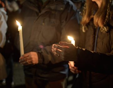 Hundreds of Philadelphians stand in solidarity with the Pittsburgh Jewish community during a vigil at Rittenhouse Square, on Saturday. (Bastiaan Slabbers for WHYY)