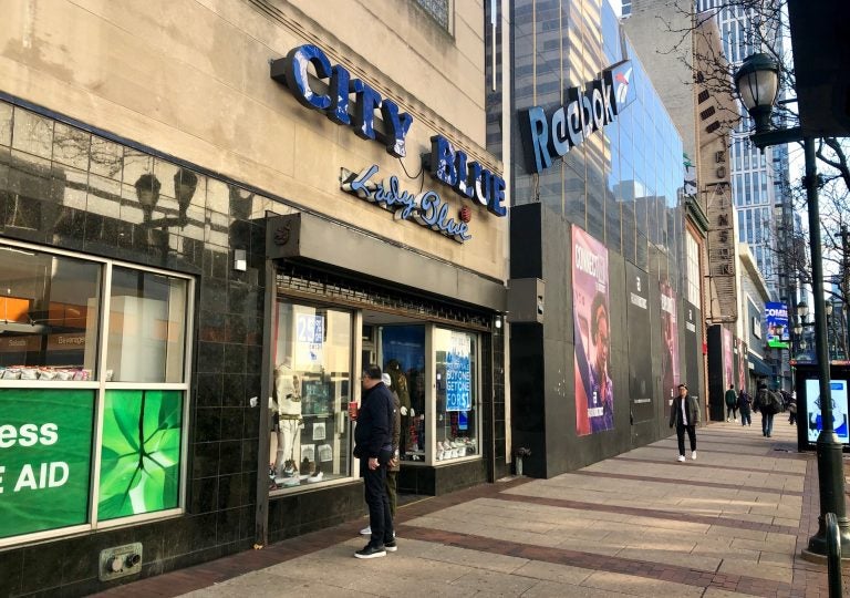 Shoppers gaze into the window of City Blue in Center City Philadelphia (Darryl C. Murphy/WHYY).