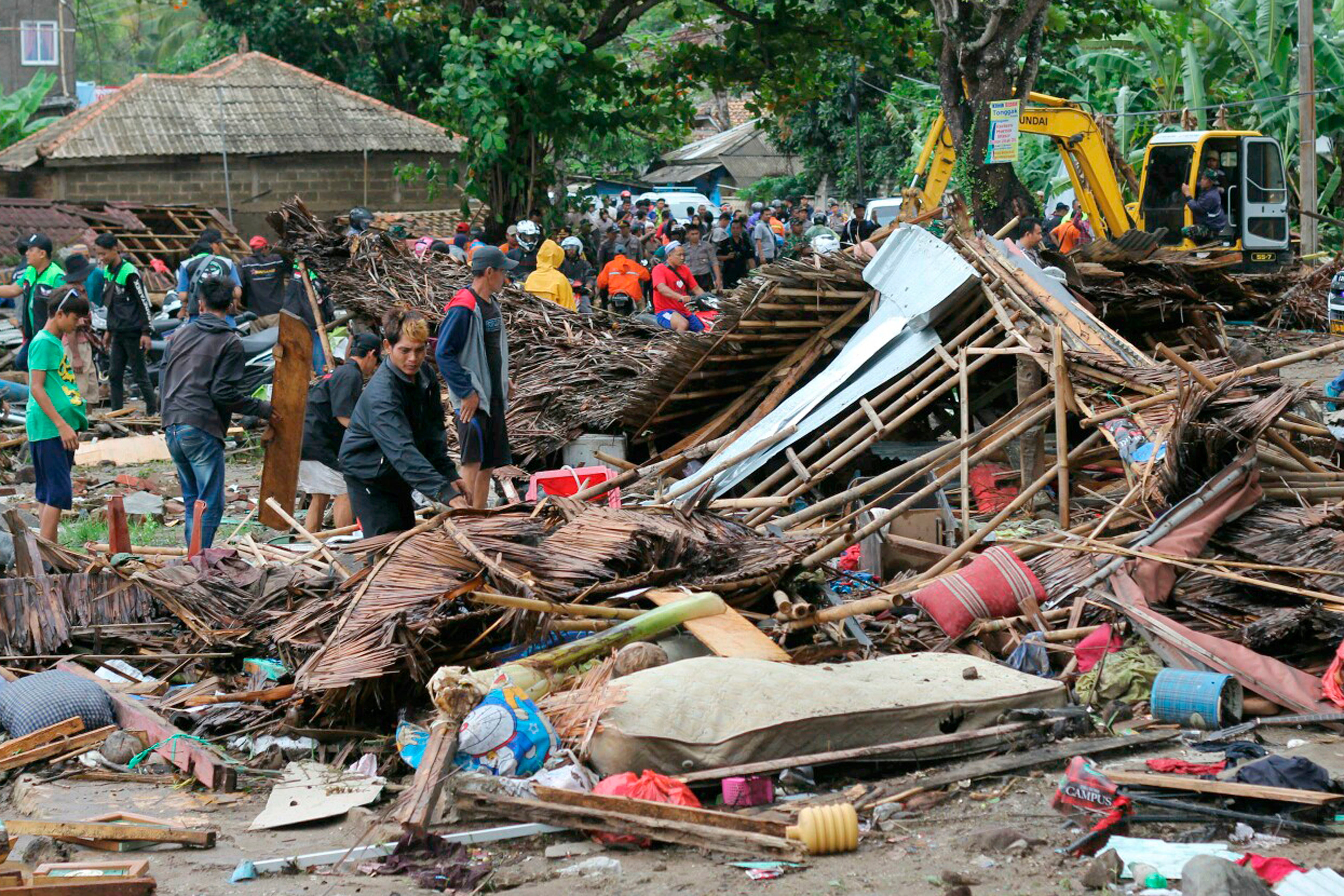 Пхукет землетрясение. Суматра ЦУНАМИ 2004. Суматра Индонезия ЦУНАМИ. Жертвы ЦУНАМИ 2004 года в индийском океане. Суматра Индонезия 24 декабря 2004 года ЦУНАМИ жертвы.