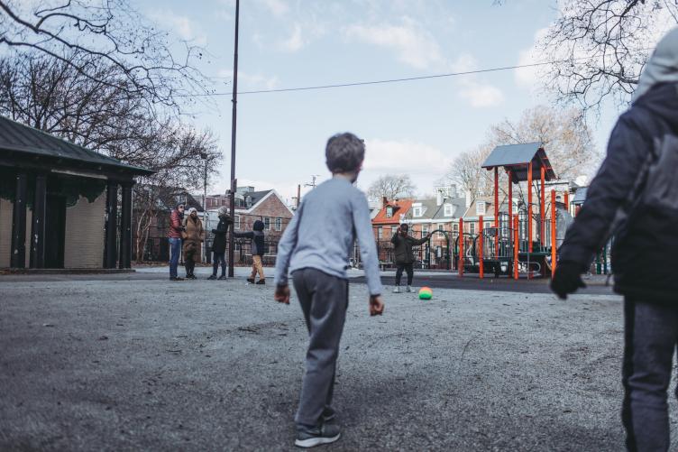 Families at Weccacoe Playground. (Neal Santos for PlanPhilly)