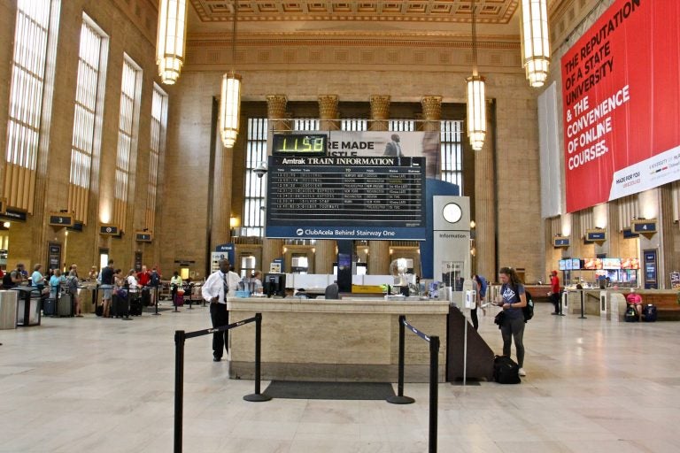 Lobby at 30th Street Station. (Emma Lee/WHYY)