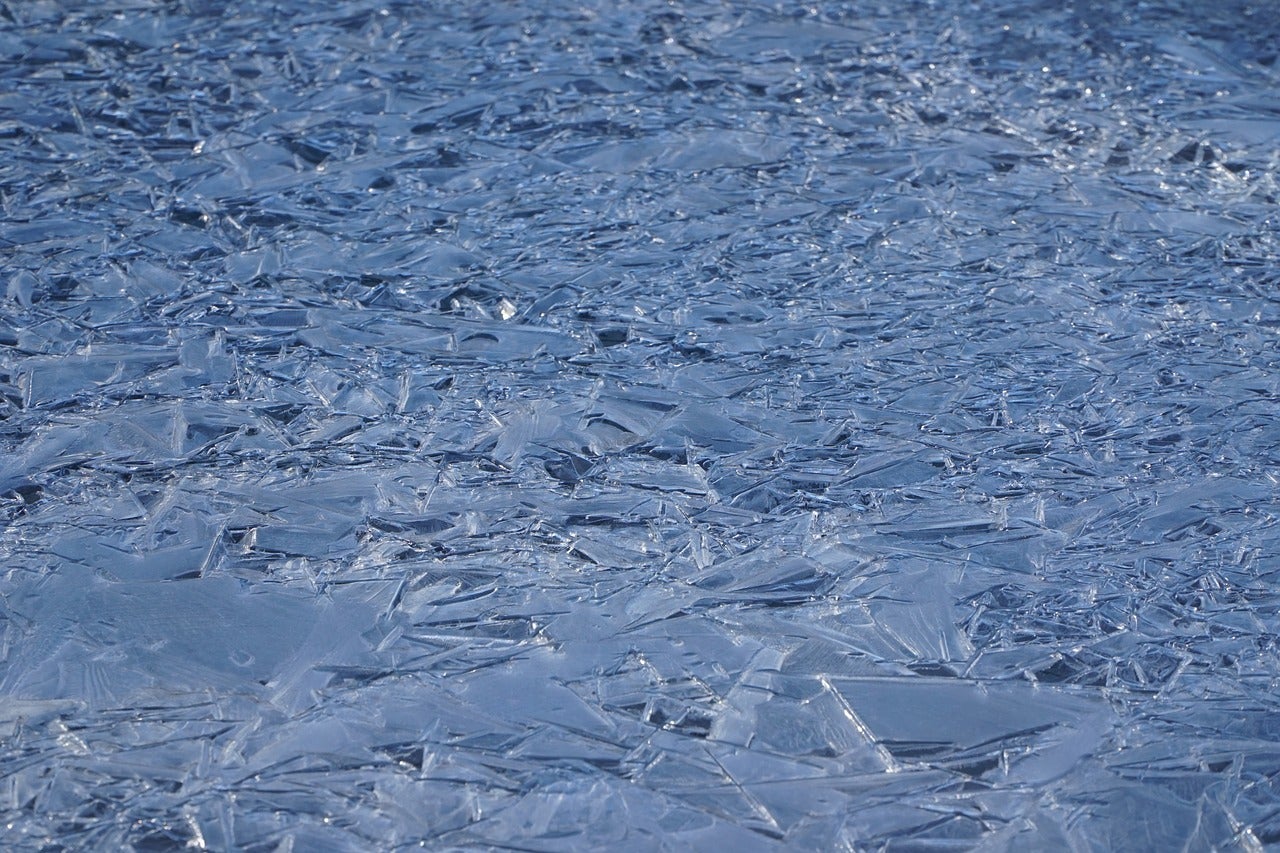 Мелкий лед на воде. Лед. Текстура льда. Вода со льдом. Прочный лед.
