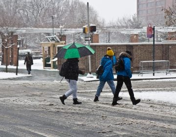 Snowy conditions around Independence Hall. (Kim Paynter/WHYY)