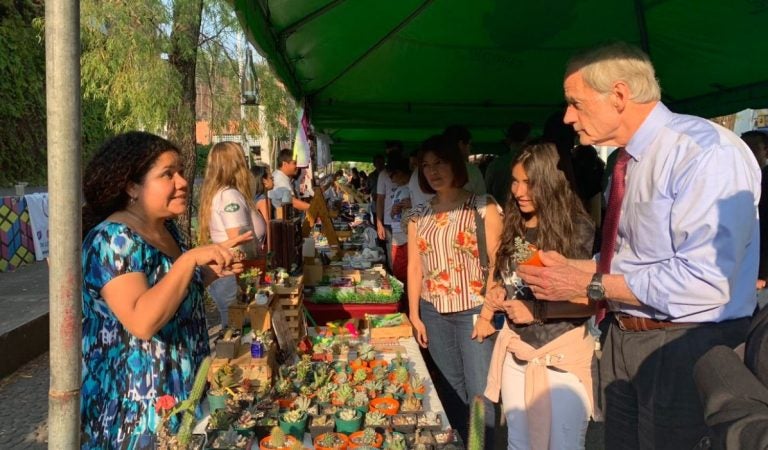 Senator Tom Carper talks with merchants at a market in Guatemala during a trip to Central America. (Courtesy of Sen. Tom Carper’s Office)