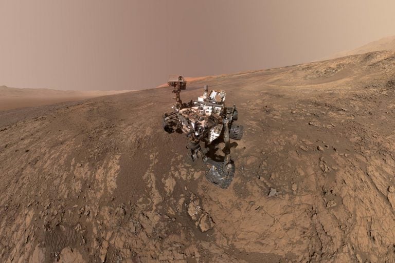PIA22207_large_mars_rover This self-portrait of NASA's Curiosity Mars rover shows the vehicle on Vera Rubin Ridge. (NASA/JPL-Caltech/MSSS)