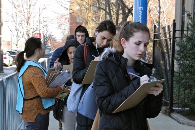 Students and faculty at Temple University line up outside Mitten Hall for free mumps vaccinations. The university scheduled two vaccination clinics after a mumps outbreak sickened more than 100. (Emma Lee/WHYY)