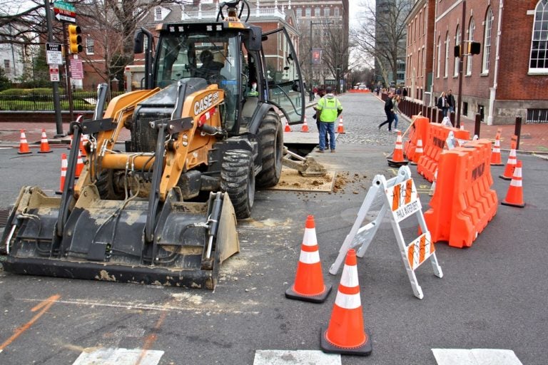 Philadelphia Water Department workers excavate at the intersection of 5th and Chestnut. (Emma Lee/WHYY)