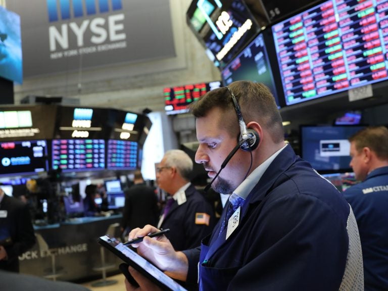 Major U.S. stock indexes fell Friday as short-term Treasury yields exceeded those on long-term bonds, in what some analysts consider a sign that a recession may be coming. (Spencer Platt/Getty Images)