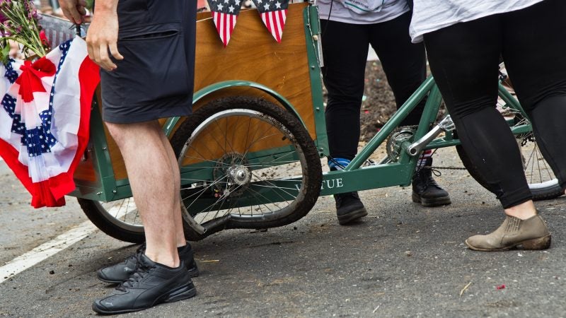 A wheel is the casualty of the Kensington Kinetic Sculpture Derby mud pit. (Kimberly Paynter/WHYY)