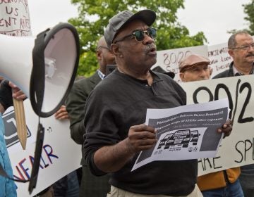 Driver Kevin Myers protests outside Uber’s Philadelphia headquarters Wednesday. (Kimberly Paynter/WHYY)