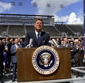 Prezydent John F. Kennedy wygłasza przemówienie na Uniwersytecie Rice na temat eksploracji kosmosu przez USA. (Zdjęcie: Robert Knudsen. Fotografie Białego Domu. John F. Kennedy Presidential Library and Museum, Boston)