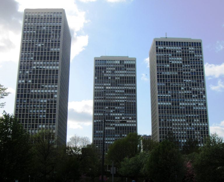 As part of the city’s renewal project, architect I. M. Pei was brought in to design the Society Hill Towers. Each unit  was designed to have floor-to-ceiling windows along the exterior wall providing for a brilliant view of Philadelphia or the Delaware River. 
(Photo via Wikimedia Commons)