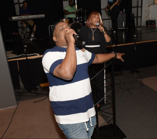 Pastor Chico Robinson of Truth Church Worship Cneter, and first lady Nickie Robinson, sing during church service (Marissa Weekes Mason/The Philadelphia Tribune)