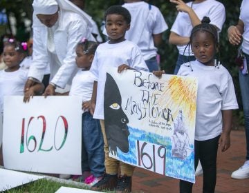 Hundreds gather at the President’s House on Independence Mall to commemorate the 400th anniversary of the first arrival of enslaved Africans. (Miguel Martinez for WHYY)