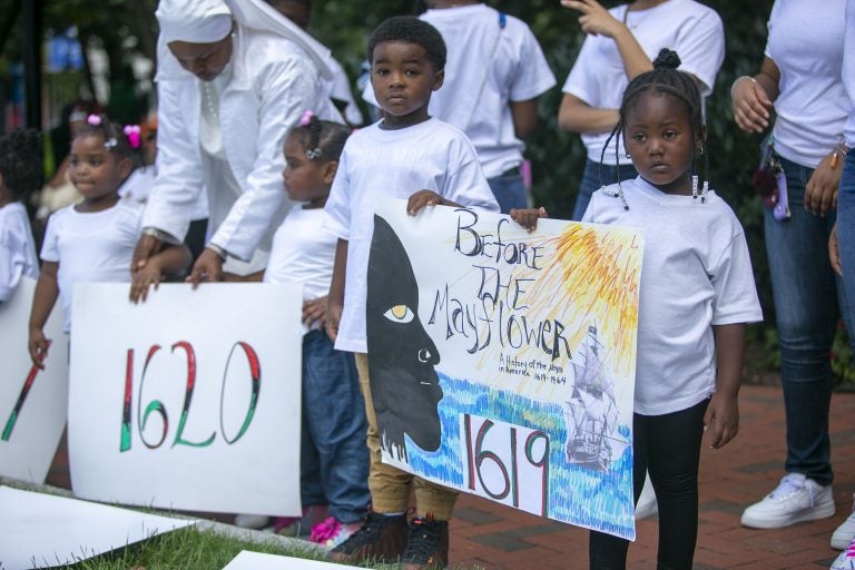 Hundreds gather at the President’s House on Independence Mall to commemorate the 400th anniversary of the first arrival of enslaved Africans. (Miguel Martinez for WHYY)