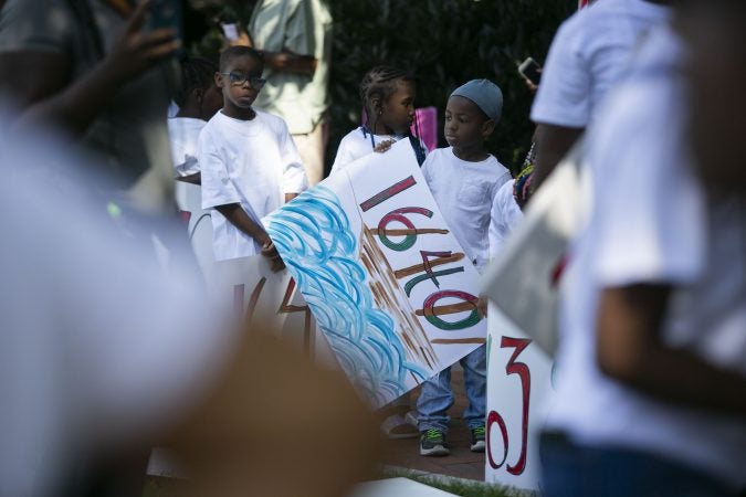 Hundreds gather at the President’s House on Independence Mall to commemorate the 400th anniversary of the first arrival of enslaved Africans. (Miguel Martinez for WHYY)