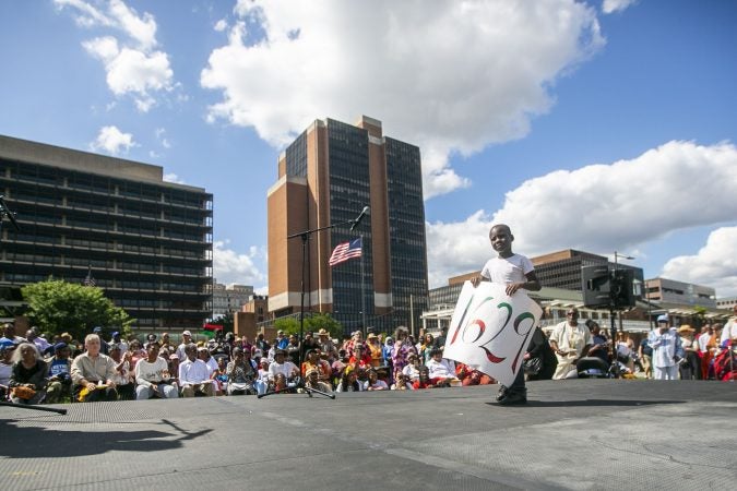 Hundreds gather at the President’s House on Independence Mall to commemorate the 400th anniversary of the first arrival of enslaved Africans. (Miguel Martinez for WHYY)