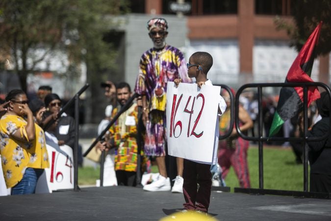 Hundreds gather at the President’s House on Independence Mall to commemorate the 400th anniversary of the first arrival of enslaved Africans. (Miguel Martinez for WHYY)