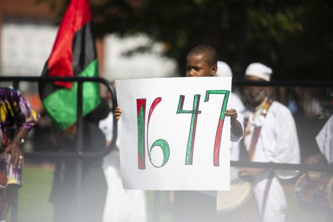 Hundreds gather at the President’s House on Independence Mall to commemorate the 400th anniversary of the first arrival of enslaved Africans. (Miguel Martinez for WHYY)