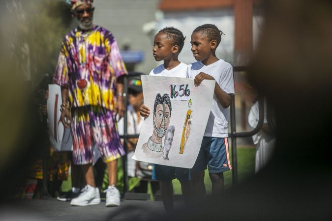 Hundreds gather at the President’s House on Independence Mall to commemorate the 400th anniversary of the first arrival of enslaved Africans. (Miguel Martinez for WHYY)