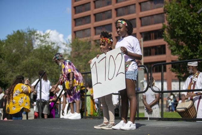 Breyann Morgan, 10, and Kenya Armstrong, 6, participate in a gathering at the President's House to commemorate 400th anniversary of the first arrival of enslaved Africans. (Miguel Martinez for WHYY)