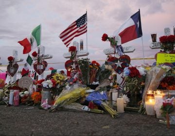 Banderas y cruces en un monumento improvisado cerca de la escena de un tiroteo masivo en un complejo comercial el martes 6 de agosto de 2019 en El Paso, Texas.(AP Photo/John Locher)